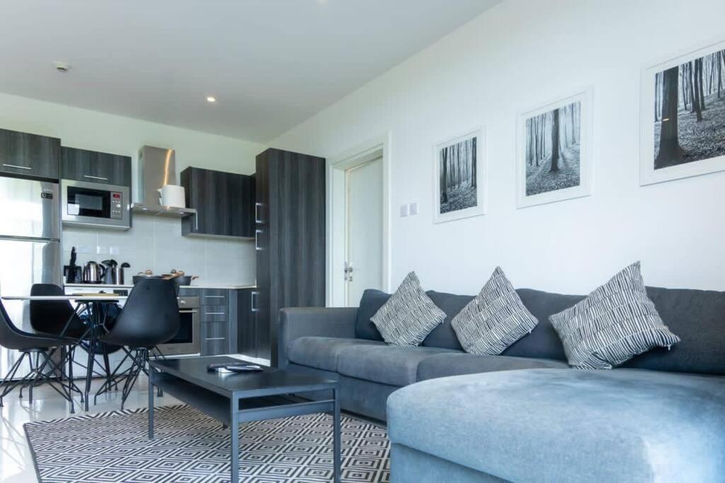 Apartamento Cosy 2 Bed At Embassy Gardens Acra Exterior foto